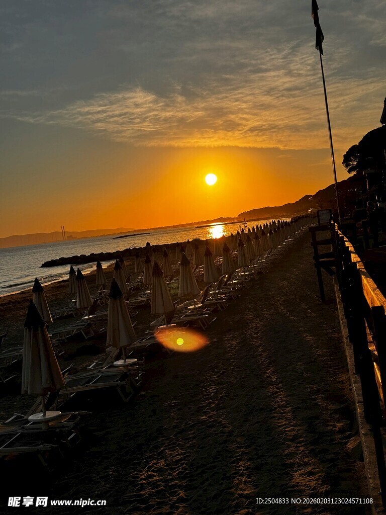 海边日落铁轨旁的美景