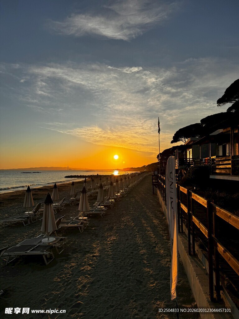 海边日落时的休闲步道