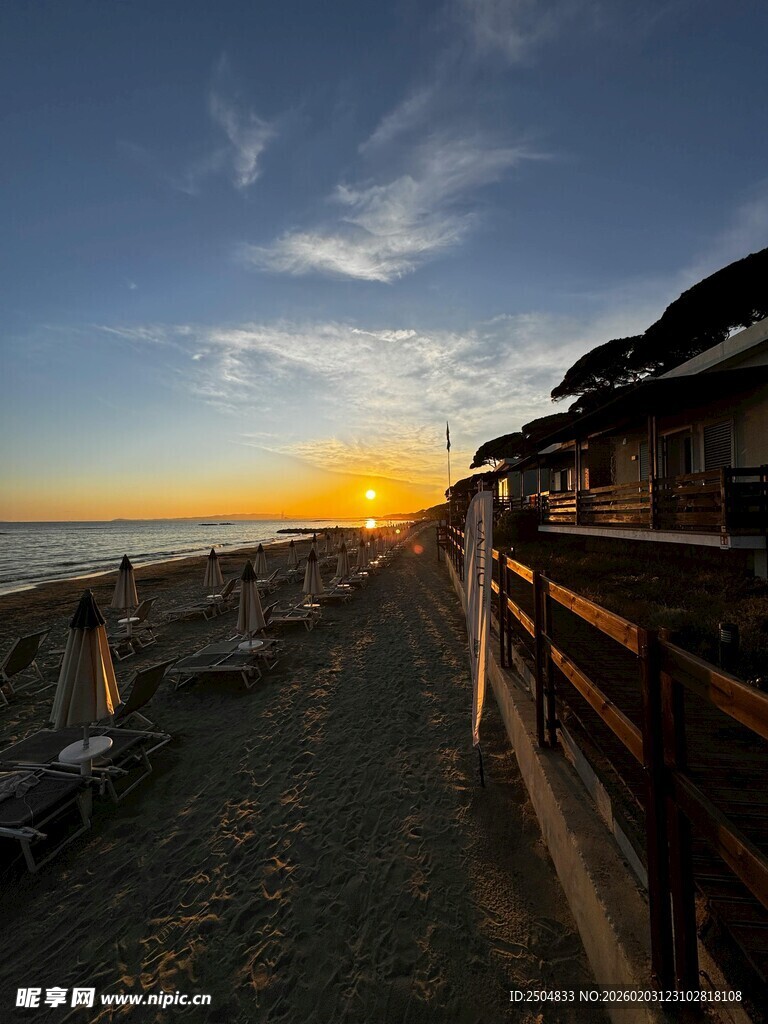 海边村落的黄昏美景