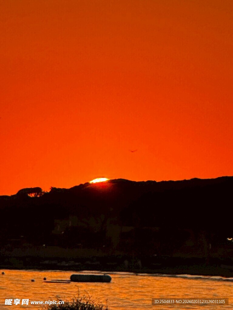 夕阳下的水面与远山景色