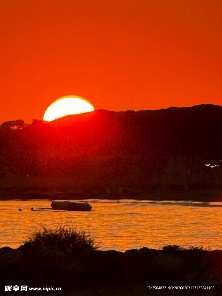 夕阳下的水面与远山美景