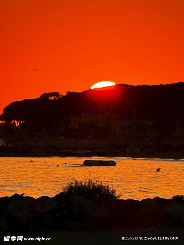 夕阳下的宁静水面与船只
