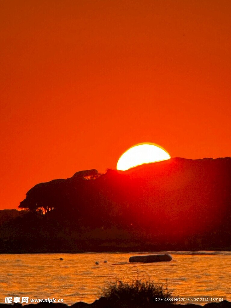 夕阳西下的美丽海滨景色
