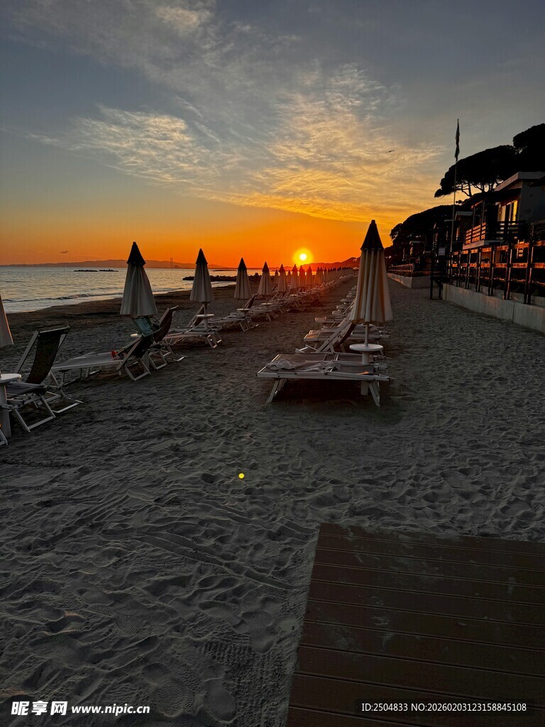 沙滩日落时的休闲躺椅