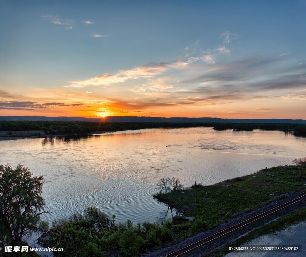 河畔日落美景