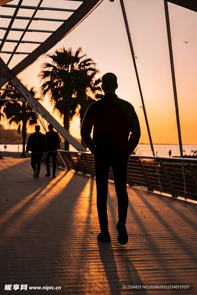 夕阳下漫步的男子剪影