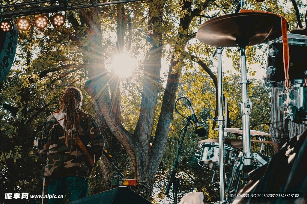 阳光洒落的户外休闲场景