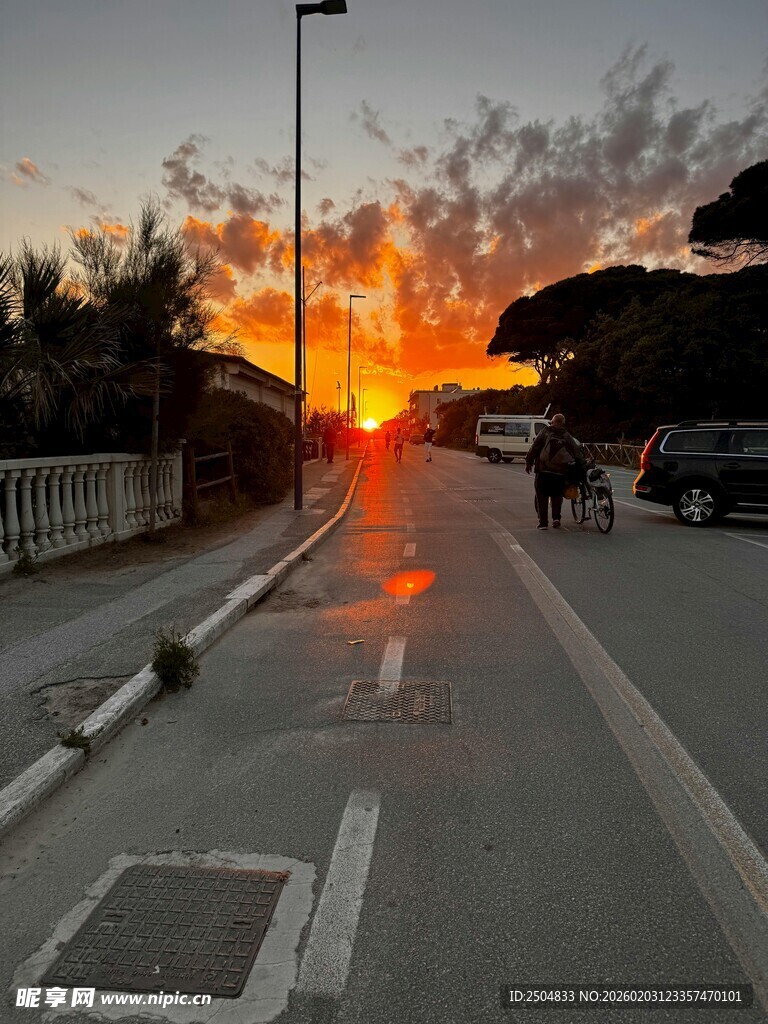 夕阳下的道路与车辆美景
