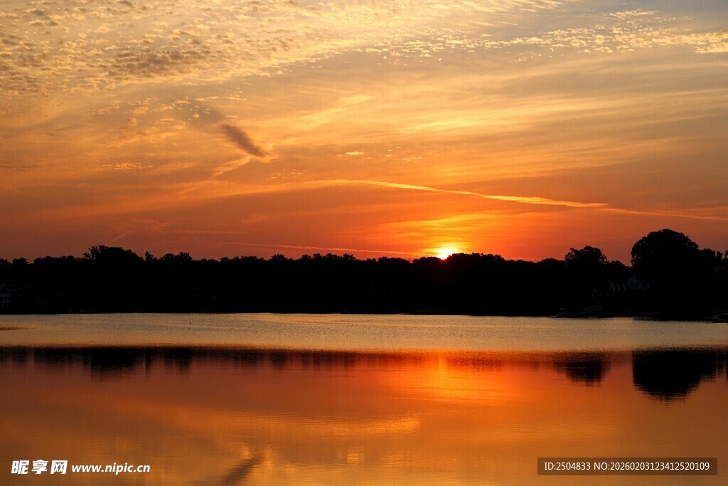 湖畔日落美景