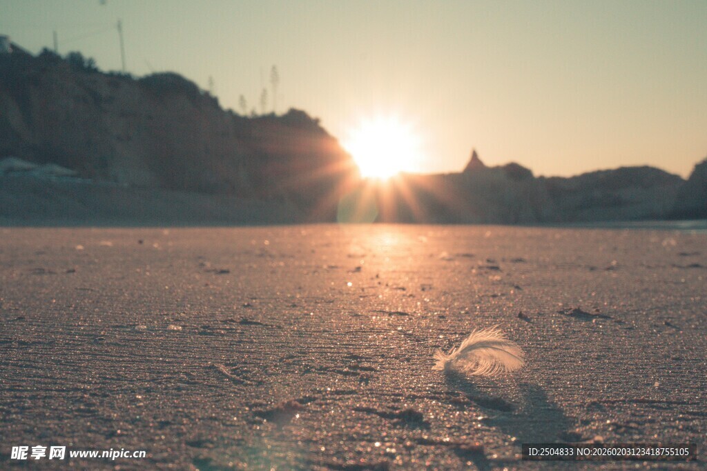 夕阳下的沙滩与闪耀光芒