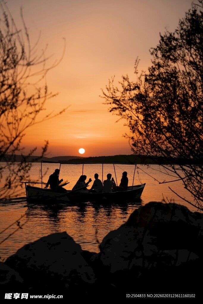 夕阳下湖面的泛舟之旅