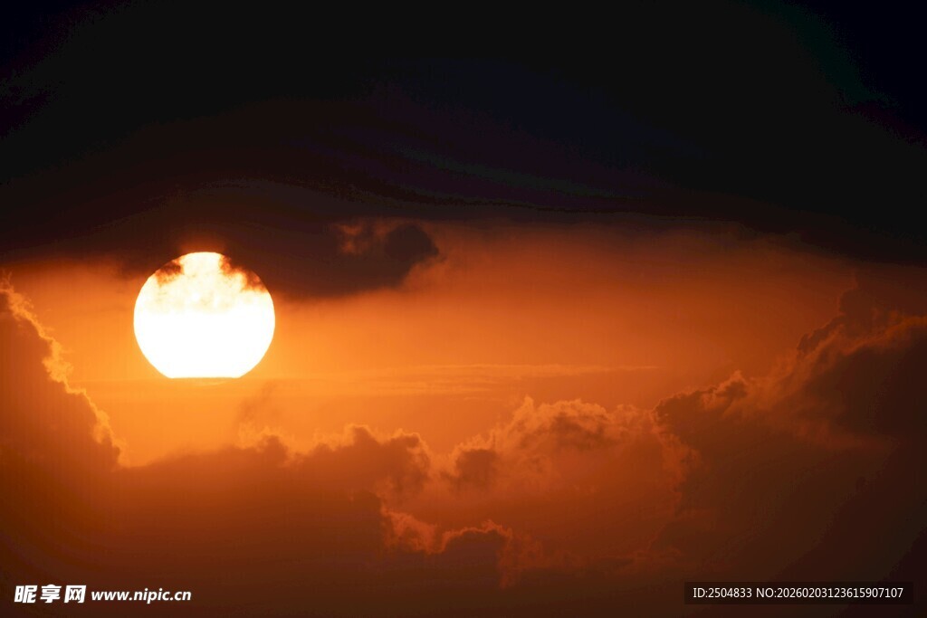 夕阳穿透云层的壮丽景象
