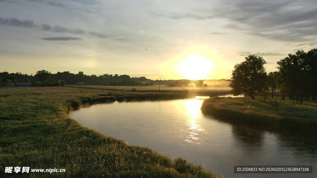 河畔日落美景