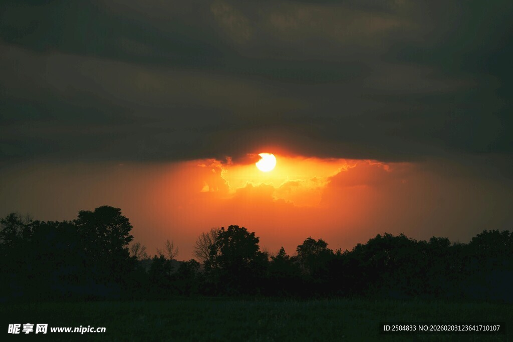 日落时分的暗色天空景观