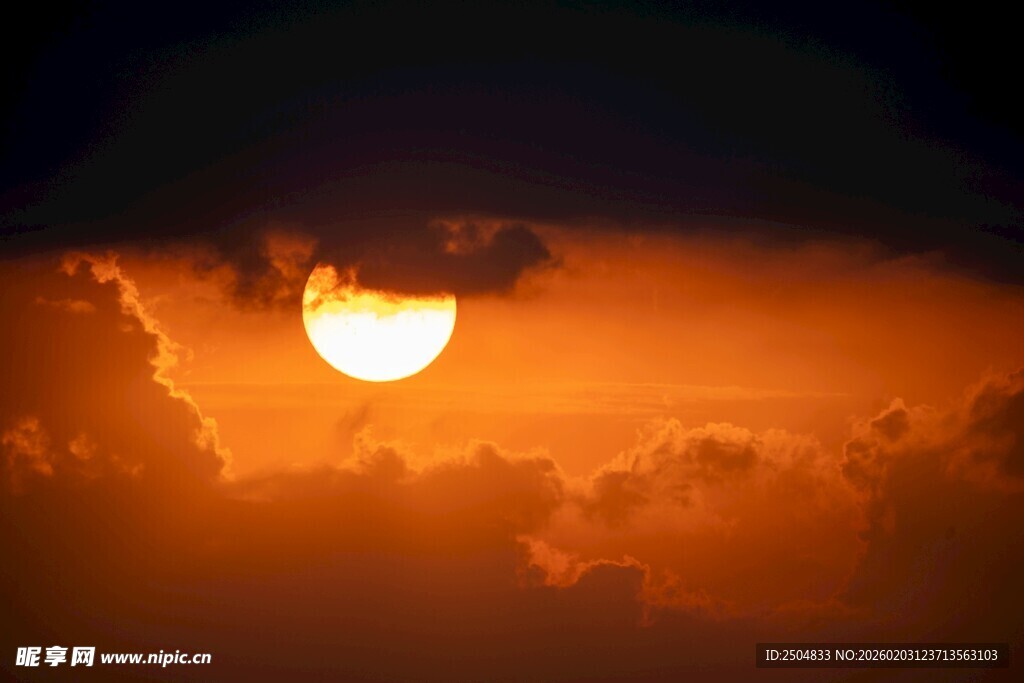 夕阳穿透云层的壮丽景象