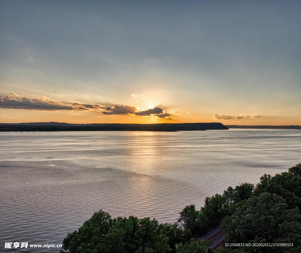 湖畔日落美景