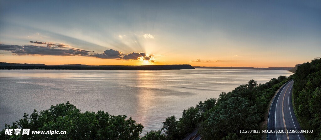 夕阳下的公路与波光湖面