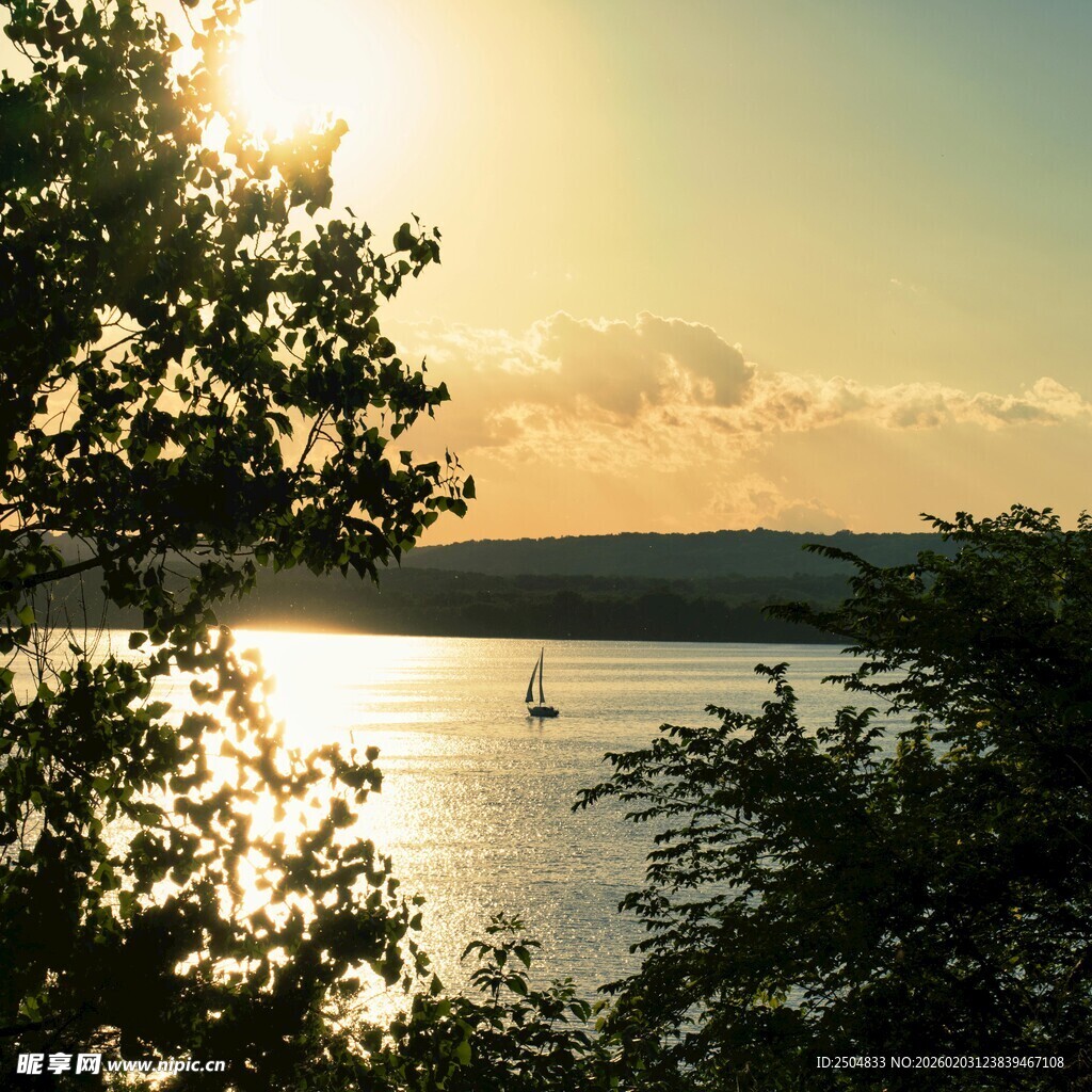 夕阳下波光粼粼的湖景