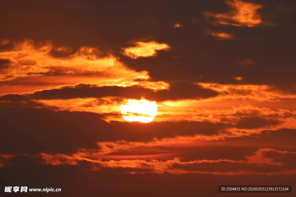 夕阳映红天边云霞