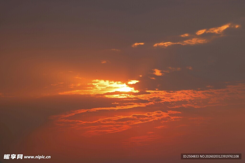 夕阳西下 天边绚烂云霞