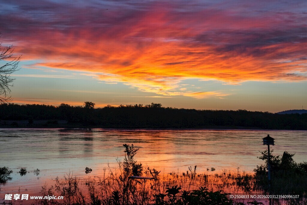 湖畔绚丽晚霞美景