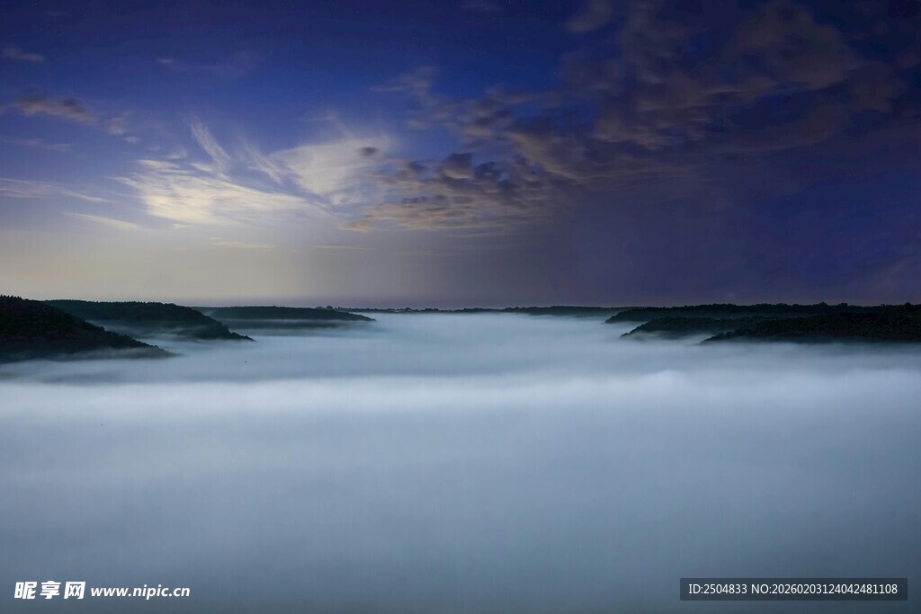 海边暮色下的静谧海浪