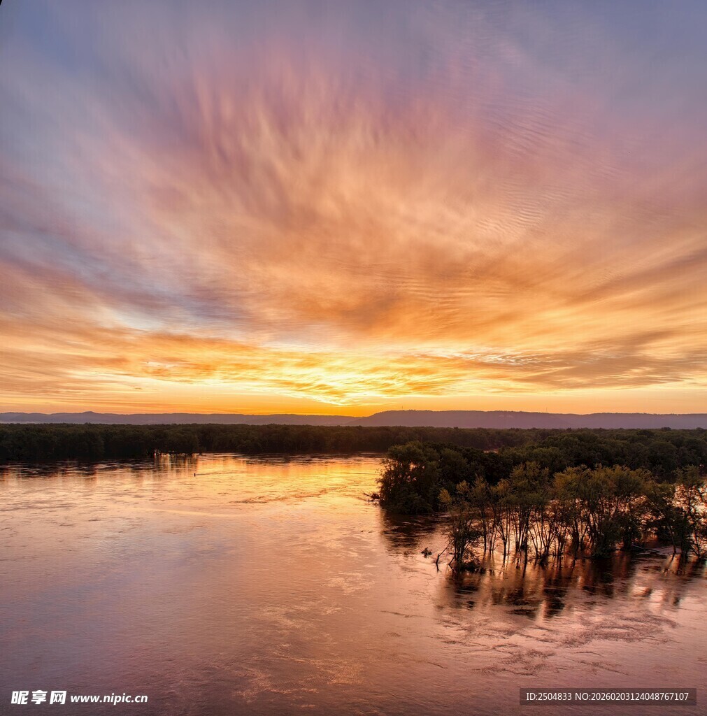美丽湖畔壮丽日落景观