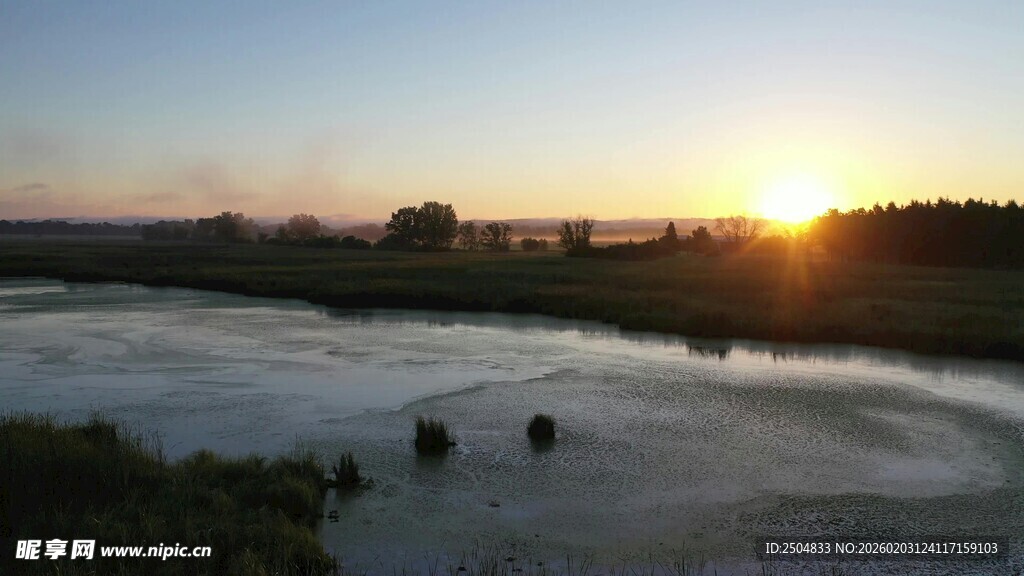 日落时分的湿地美景