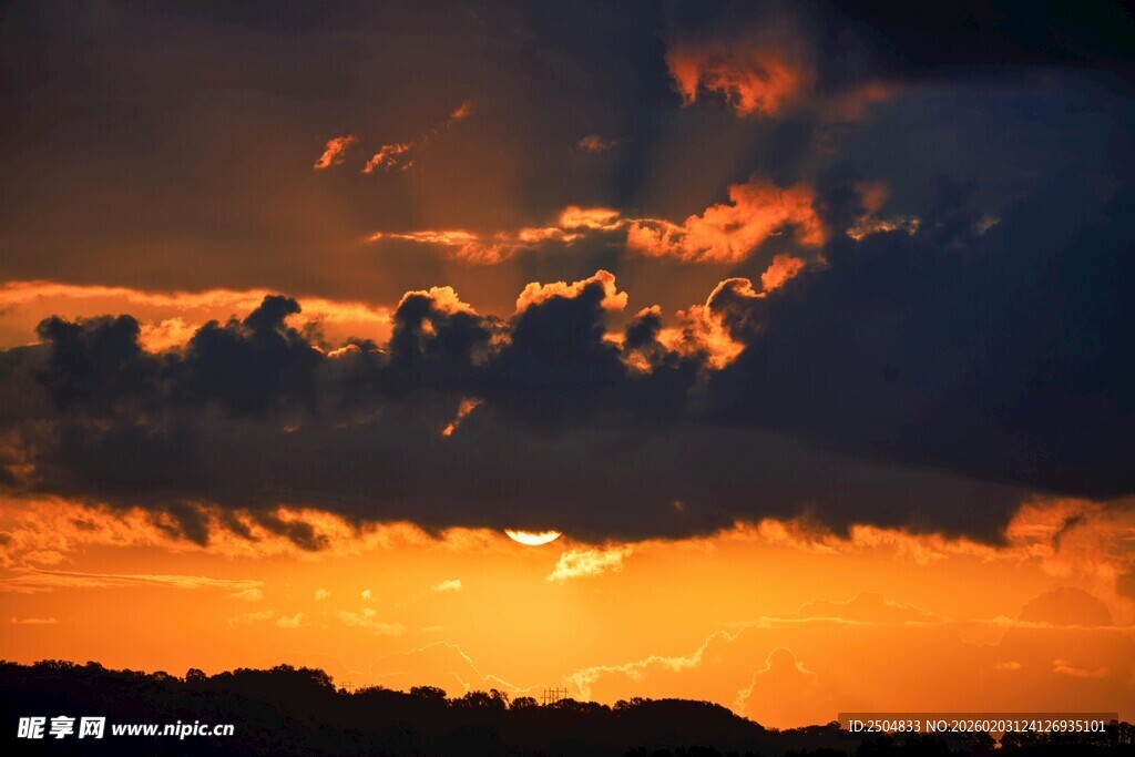 壮丽夕阳下的绚烂云层