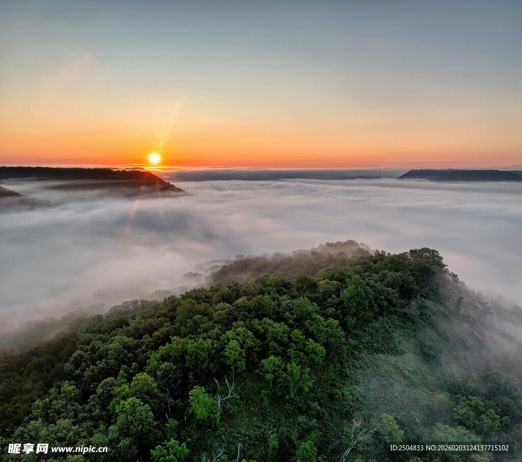 日出云海间的葱郁山林