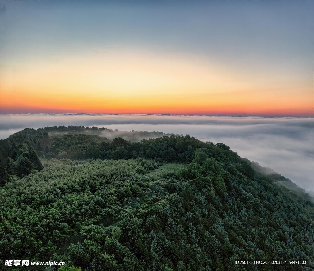 山间云海日出壮丽景观