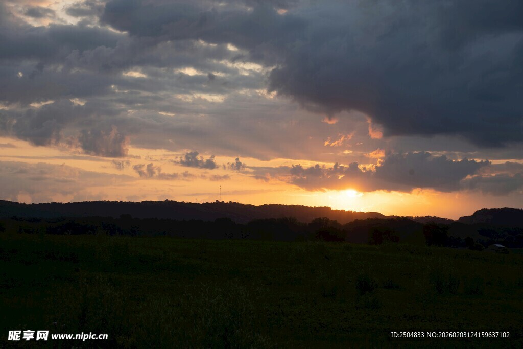 草原上的壮丽日落景观