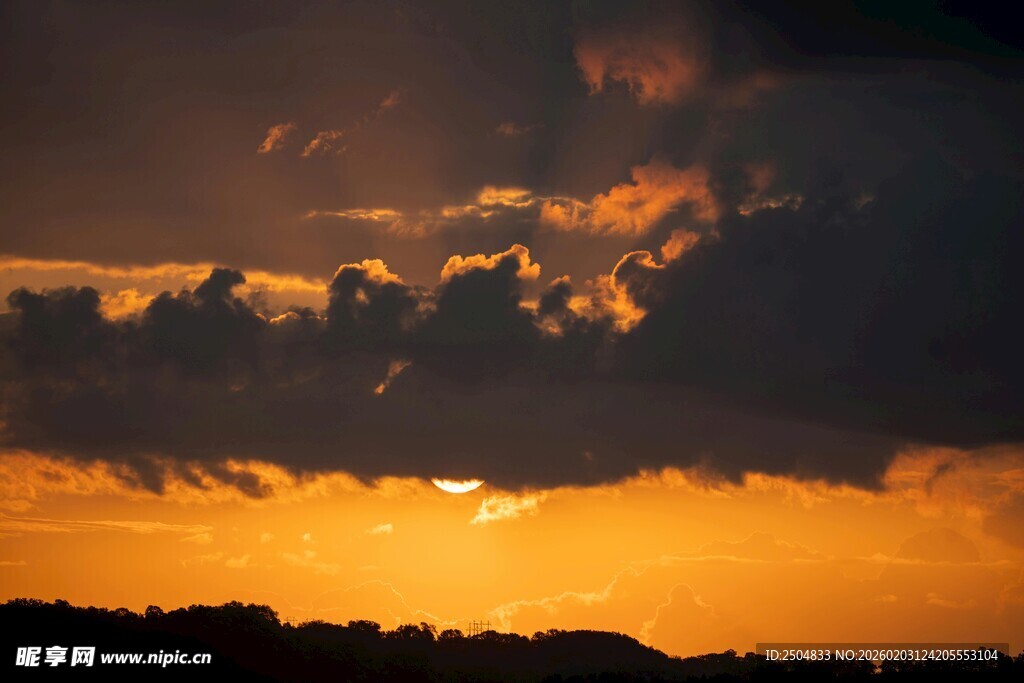 日落时分的壮丽天空景观