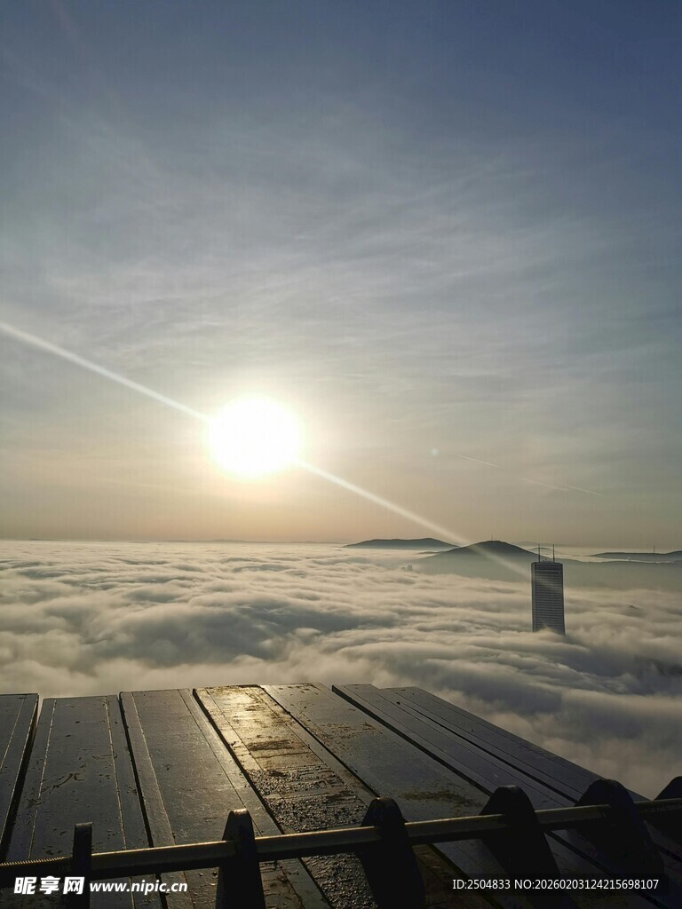 云海之上的壮丽日出景象