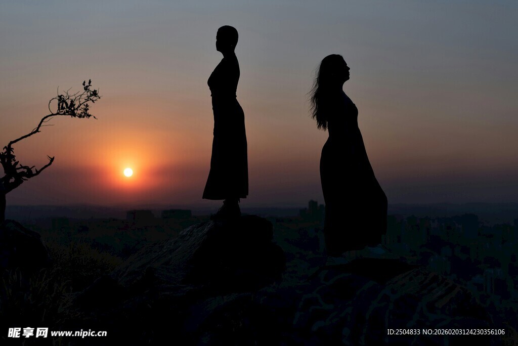 夕阳下的两人剪影