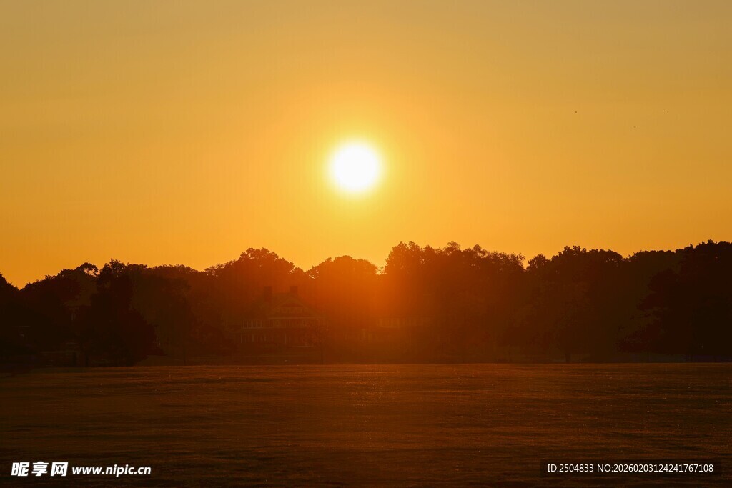 夕阳下的原野风光