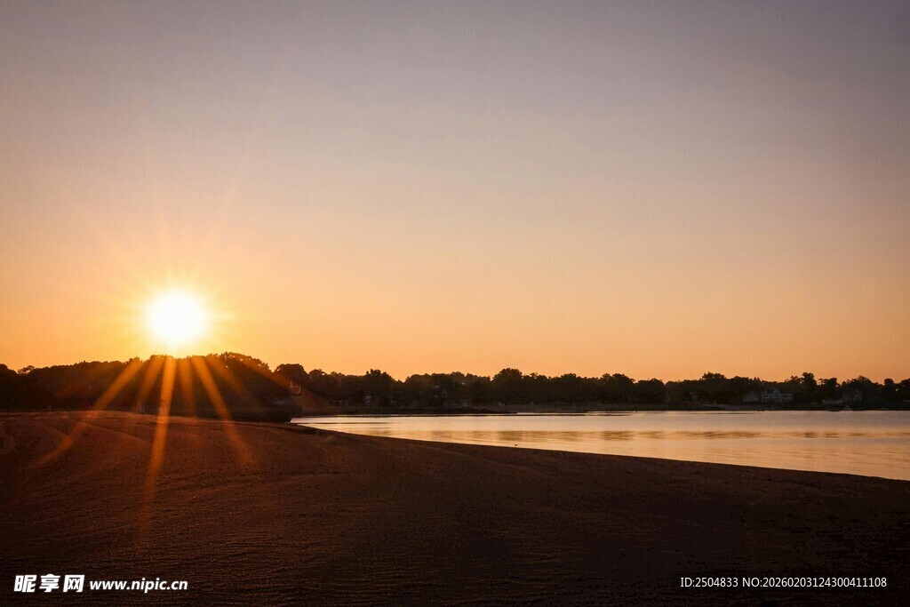 夕阳下的宁静河岸美景