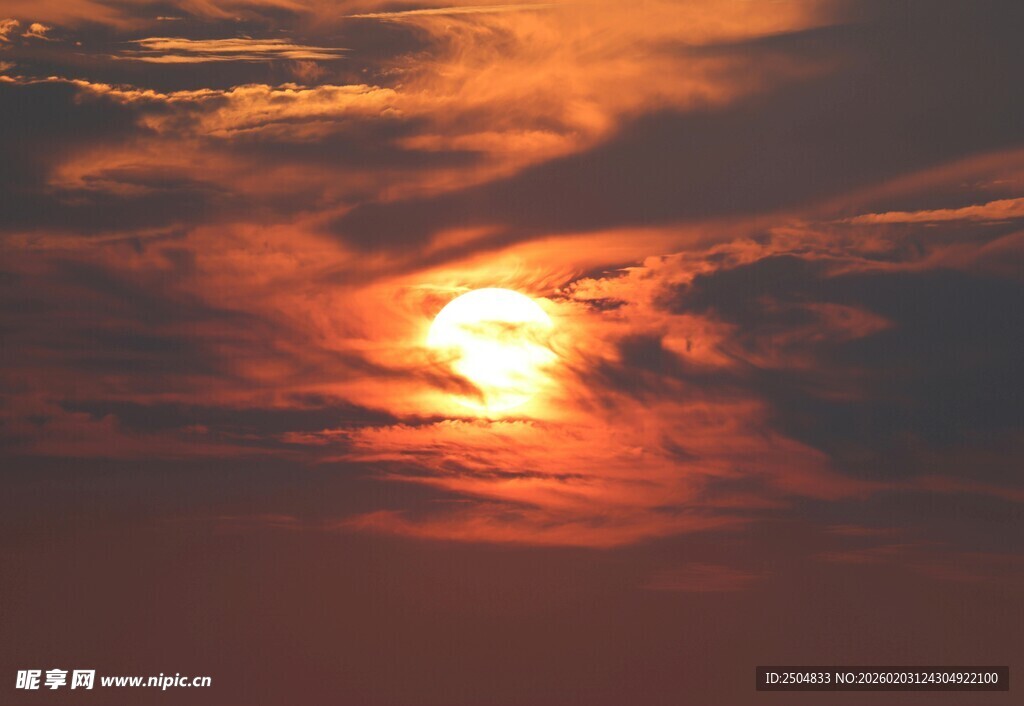 夕阳西下天空壮丽景象