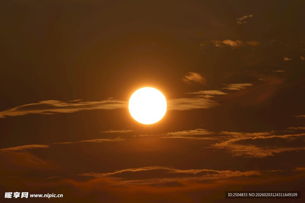夕阳西下 天际染金