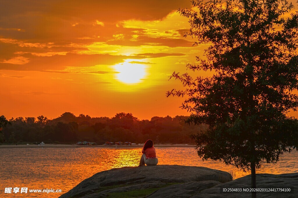 夕阳下独坐湖畔的身影