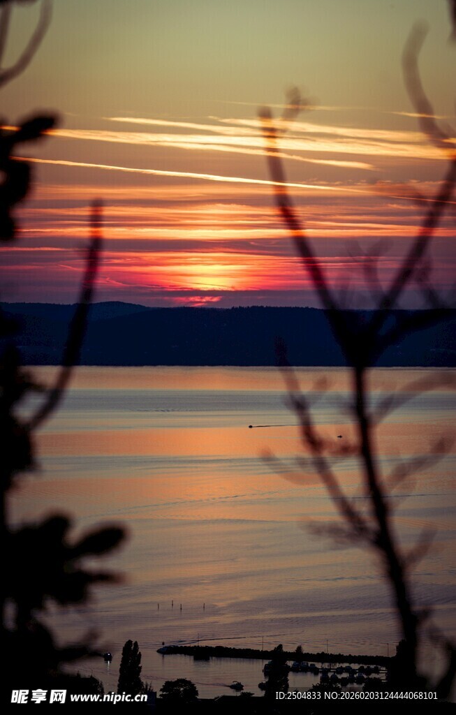 湖畔日落美景