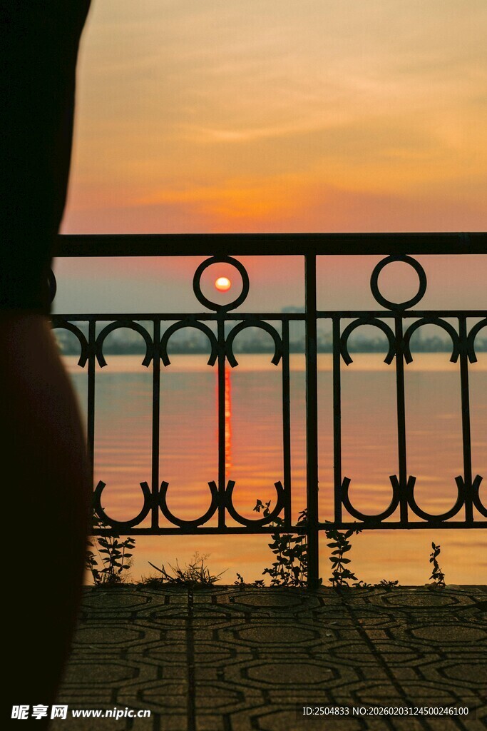 夕阳下的栏杆与水面美景