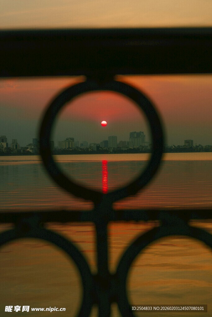 透过栏杆赏湖畔落日美景