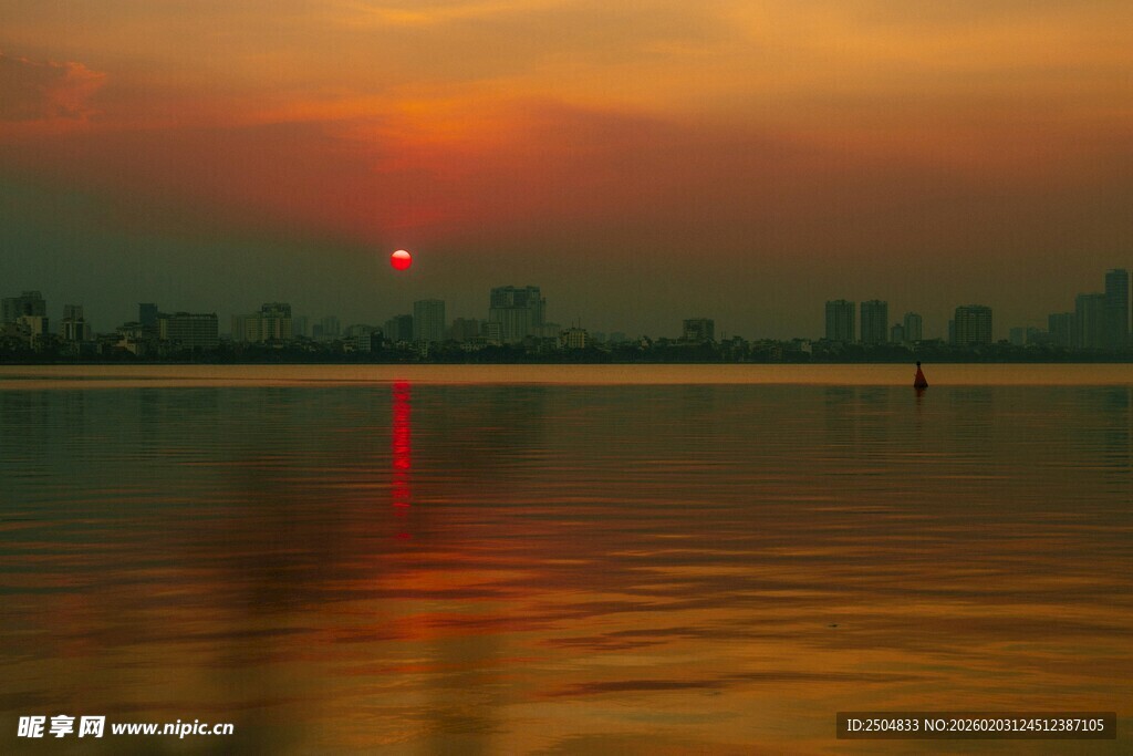 夕阳下的平静湖面