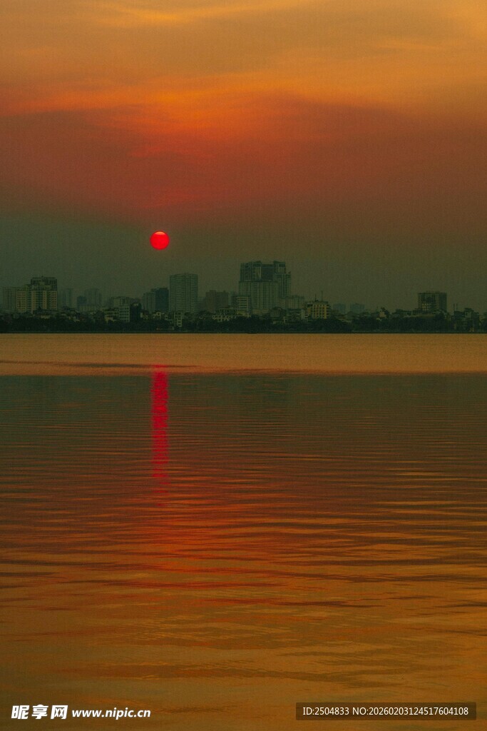 夕阳下的宁静湖面