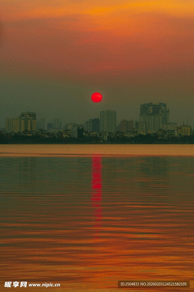 夕阳下的湖面与远处城市