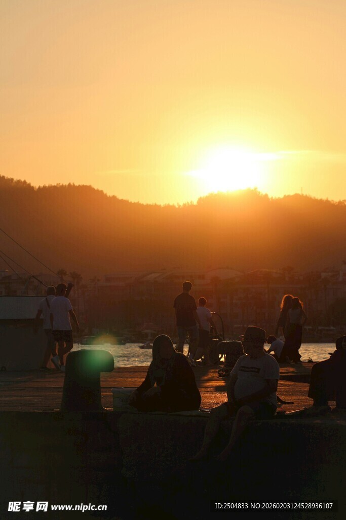 夕阳下的户外休闲场景
