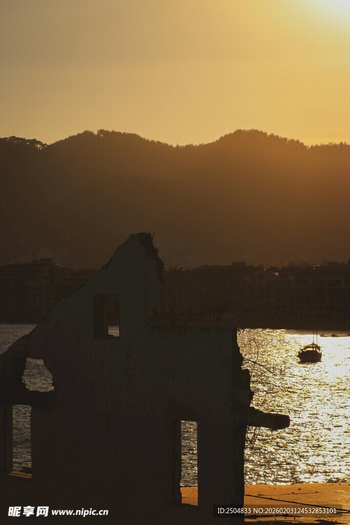 夕阳下的湖畔小屋美景