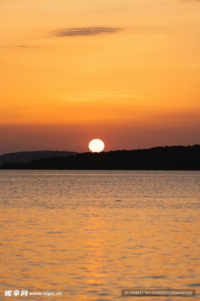 夕阳下的宁静湖面