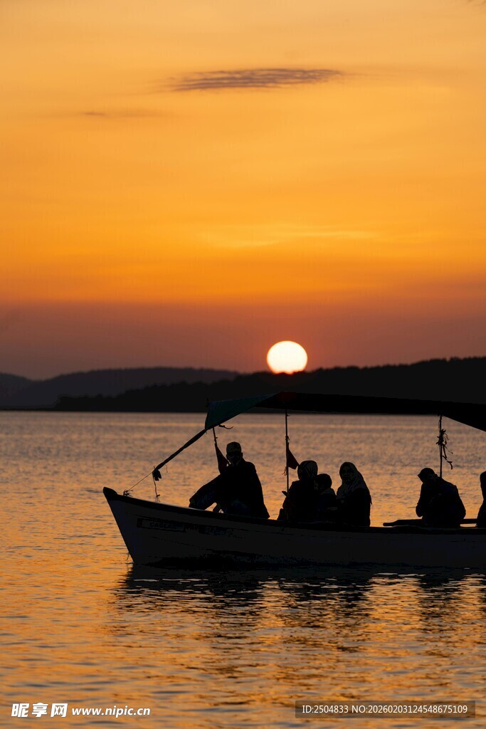 夕阳下的泛舟之旅